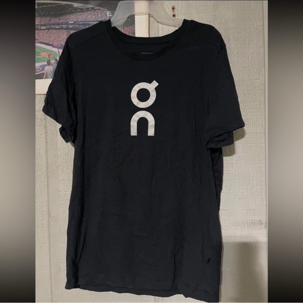 On cloud men’s tee